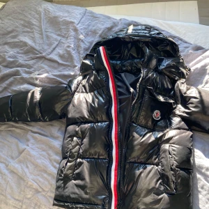 Moncler kacka - Säljer galet fet Moncler jacka vill bli av med den så bara o köpa sitter som xs