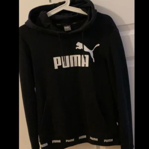 Hoodie Puma - Oanvänd hoodie från Puma som jag inte har använt på länge. Den har inga skador och priset kan diskuteras. Skickar gärna övriga bilder❤️