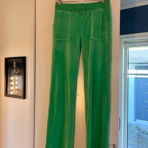 Juicy Couture byxa - Grön Juicy Couture byxa i storlek S. Säljer för att byxorna inte längre används. Gott skick.