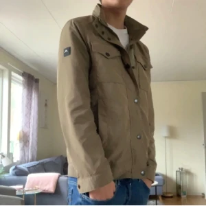 J Lindeberg jacka - Tja! Säljer nu min j Lindeberg jacka i storlek M. Modellen på bilden är 185 och väger 70 kg. Skick 8/10. Bara att höra av sig vid några funderingar!