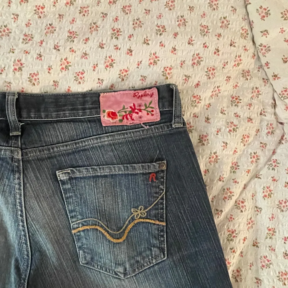 Lowwaist Bootcut vintage jeans från replay! Säljer pga för stora tyvärr. Jag är 169 och dom är långa på mig! Storlek står ej i byxorna men skulle säga S/M. Jeans & Byxor.