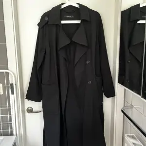 Trenchcoat från bikbok. Använd några få gånger. Storlek 40. Jag är vanligtvis S/M och denna sitter lite over sized på mig. 