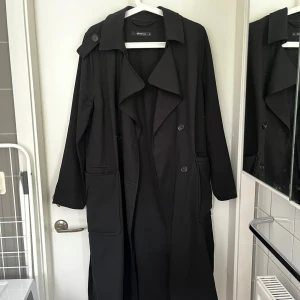 Trenchcoat  - Trenchcoat från bikbok. Använd några få gånger. Storlek 40. Jag är vanligtvis S/M och denna sitter lite over sized på mig. 