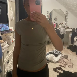 Beige topp från 157 - Säljer en stilren beige topp från 157 i storlek XS. Toppen är kortärmad och har en tight passform, den är lite mer fest lik och korta armar! Jätte fin och jätte skönt och lätt material