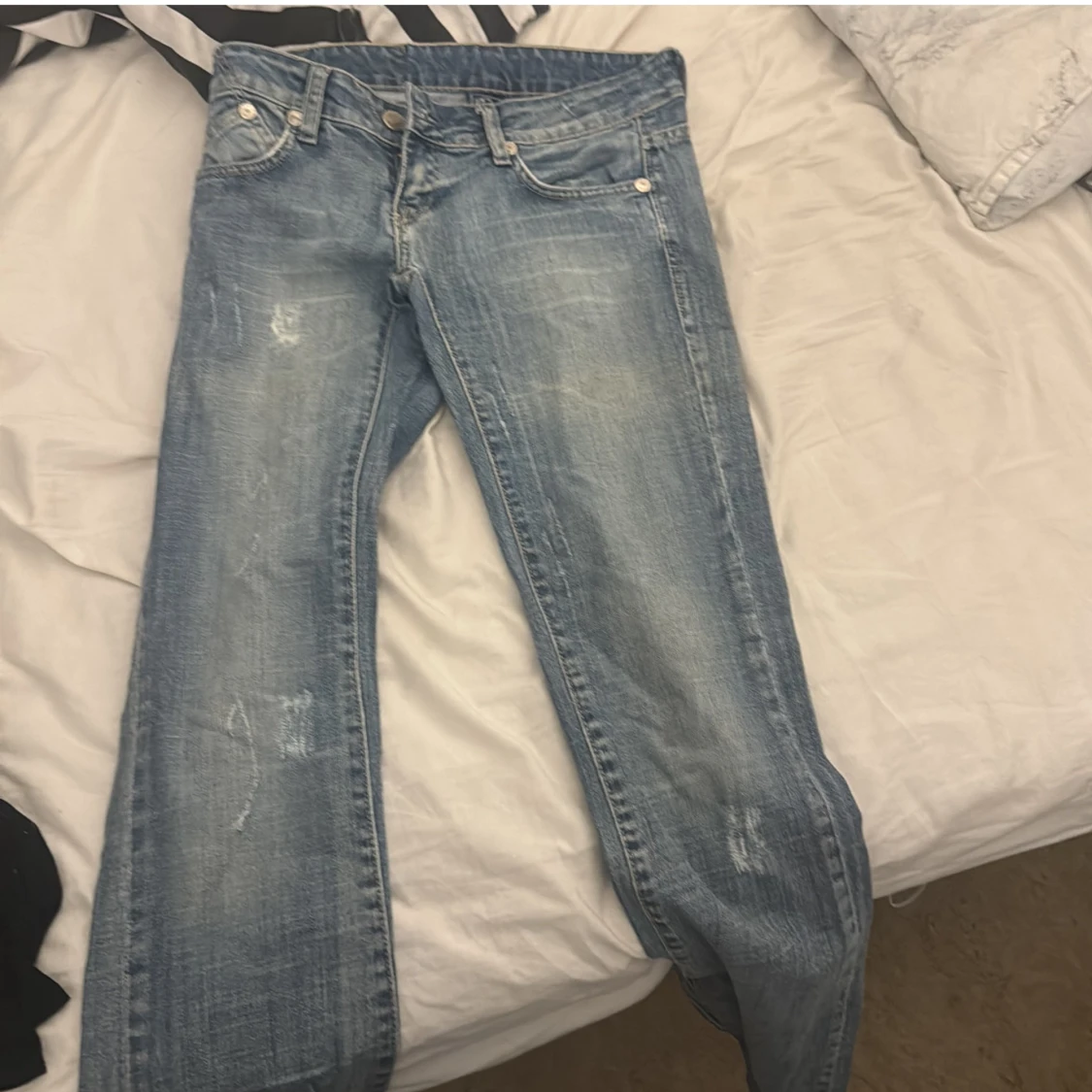 Blå jeans med broderade detaljer - 90
