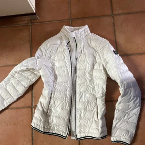 J Lindeberg jacka - Sitter ganska tight så tror att den är xs, lappen har försvunnit