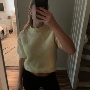 Gul Stickad tröja  - Stickad tröja från Zara! Används inte längre och bra skick💛