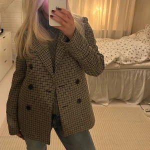 Rutig kappa från Chloé - Dubbelknäppt, tjock, snygg rutig kappa från Chloé storlek 34!