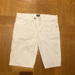 Vita jeans shorts, aldrig använda! - Aldrig använda!! Snygga vita shorts från H&M i slim fit-modell. Perfekta för sommardagar med en stilren look. De har knappar och dragkedja framtill samt fickor både fram och bak.