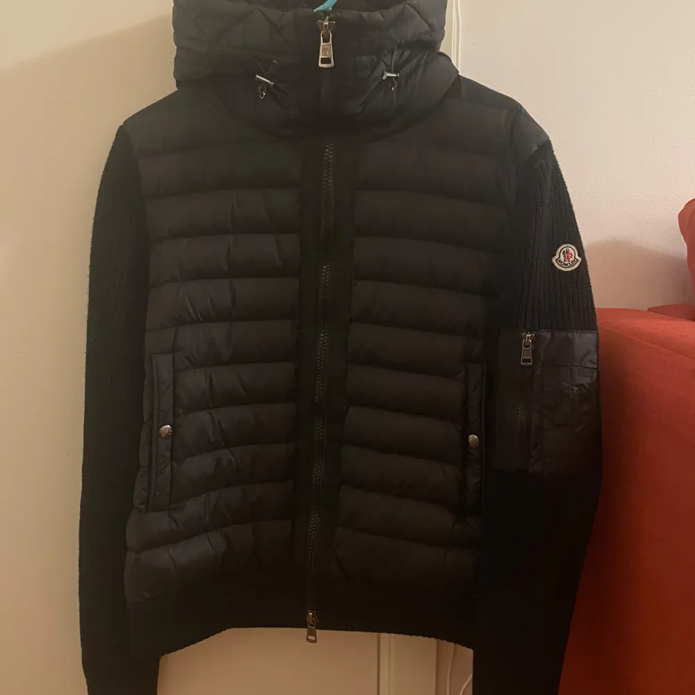 Säljer nu en Moncler Cardigan i storlek M. Jackan är sparsamt använd och är därför i toppskick. Den är givetvis äkta och bevis finns. Jackan passar dig om du är emellan 170-182 cm lång. Hör av dig för fler frågor. Takit.