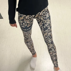 Leopardmönstrade leggings - Snygga leopardmönstrade träningsbyxor från stronger. Knappt andvännda och säljer då dem är för korta i benen för mig som 164💕
