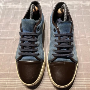 Lanvin Skor - Stilrena Lanvins Patent Cap Toe i en unik color way i storlek 41-42,5/UK7! Använda men fortfarande i gott skick och inget mer än skönhetsfel!✌️Bara att skriva vid funderingar!😊⛄️