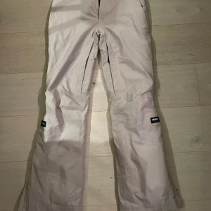 Dope skidbyxor  - Jättesnygga och sköna skidbyxor från Dope. Köpta förra vintern och endast använda 2 gånger alltså nästan nyskick, inga slitage. Nypris 1800kr