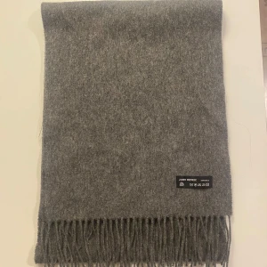 John Henric scarf - Fin stickad John Henric scarf i ull är till salu för 219kr. längd ca 165cm bredd ca 30 cm🌟