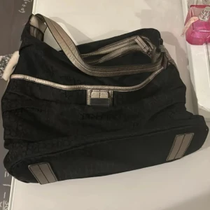 supersnygg väska CK❤️ - Säljer denna calvin klein väska som är så snygg med silver detaljer så så snygg❤️ Mycket fint skick och rymmer ganska mycket❤️