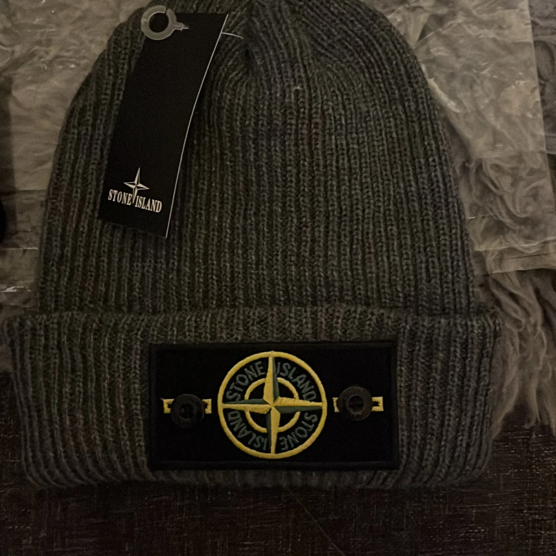 Grå ribbad mössa från Stone Island - 90