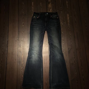 Mörkblå weekday low waist bootcut jeans - Snygga mörkblå low waist bootcut jeans med snygga (ej så synligak) mönster både fram & bak.
