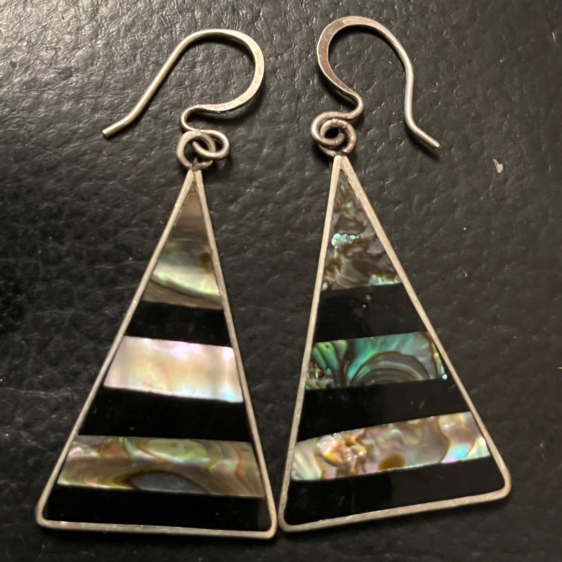 Triangulära örhängen med pärlemor och svart mönster