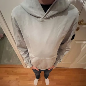 Grå/grön hoodie från Stone Island - Tjena, säljer en riktigt fet tröjan från Stone Island.  Tröjan är i riktigt bra skick och är färgad svagt grön. Storleken är 12 i junior men passar bra som 164 eller xxs. Hör av dig vid minsta fundering eller prisförslag 🙂
