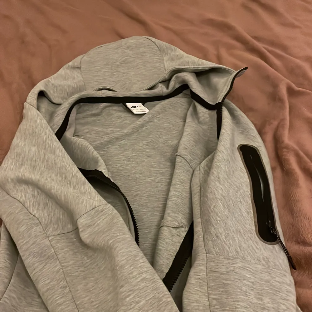 Säljer en zip up Nike hoodie, Använt ett få tal gånger. Säljer för den inte kommer till användning. Priset kan diskuteras.. Hupparit & Collegepaidat.