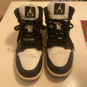 Nike Air Jordans i svart och vitt - Riktigt fräscha Jordan 1 svart vitt. Jag säljer dom här skorna för att dom blivit för små för mig. Dom är inte alls mycket använda lite lätt smuts men går att tvätta bort. Helt nya kostar 1500kr.