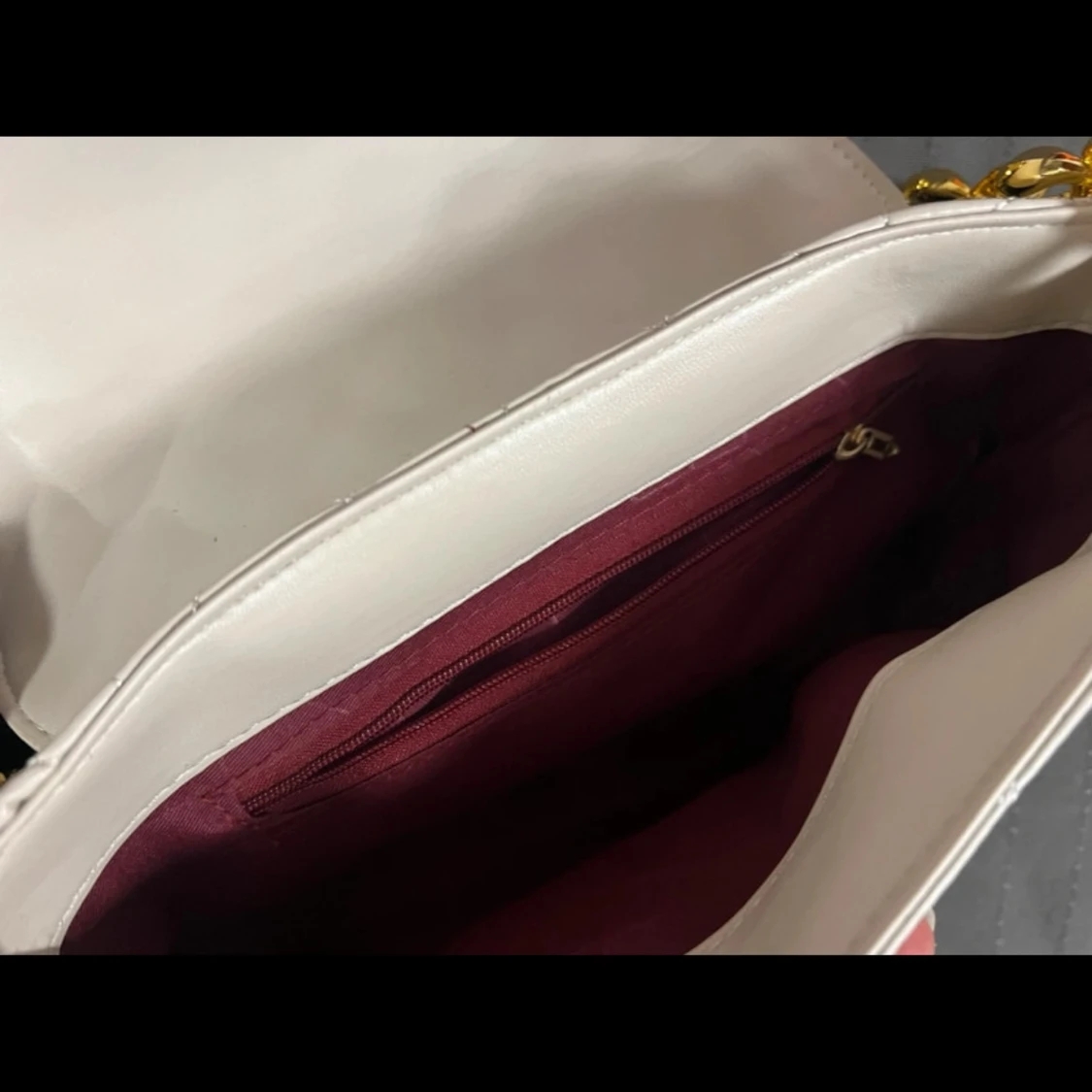 Vit quiltad axelväska med guldkedja - 2