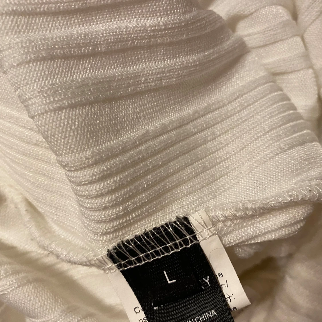 Vit ribbad offshoulder topp från NLY - 92