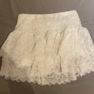 Minikjol - Minikjol i spets med inbyggda shorts, använd en gång