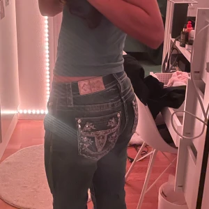 Skit snygga Blå jeans från MISS ME  - Snygga blå jeans från Miss Me med unika broderade detaljer på bakfickorna. Jeansen har en midwaist passform och är bootcut. Max använda 3 gånger så extremt bra skick! 💕passar S och XS dem är 26x34. Köpta för 3000 i USA 