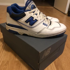Skor - New Balance 550s - Fina New Balance 550s. Något upprivna i bägge hälar.