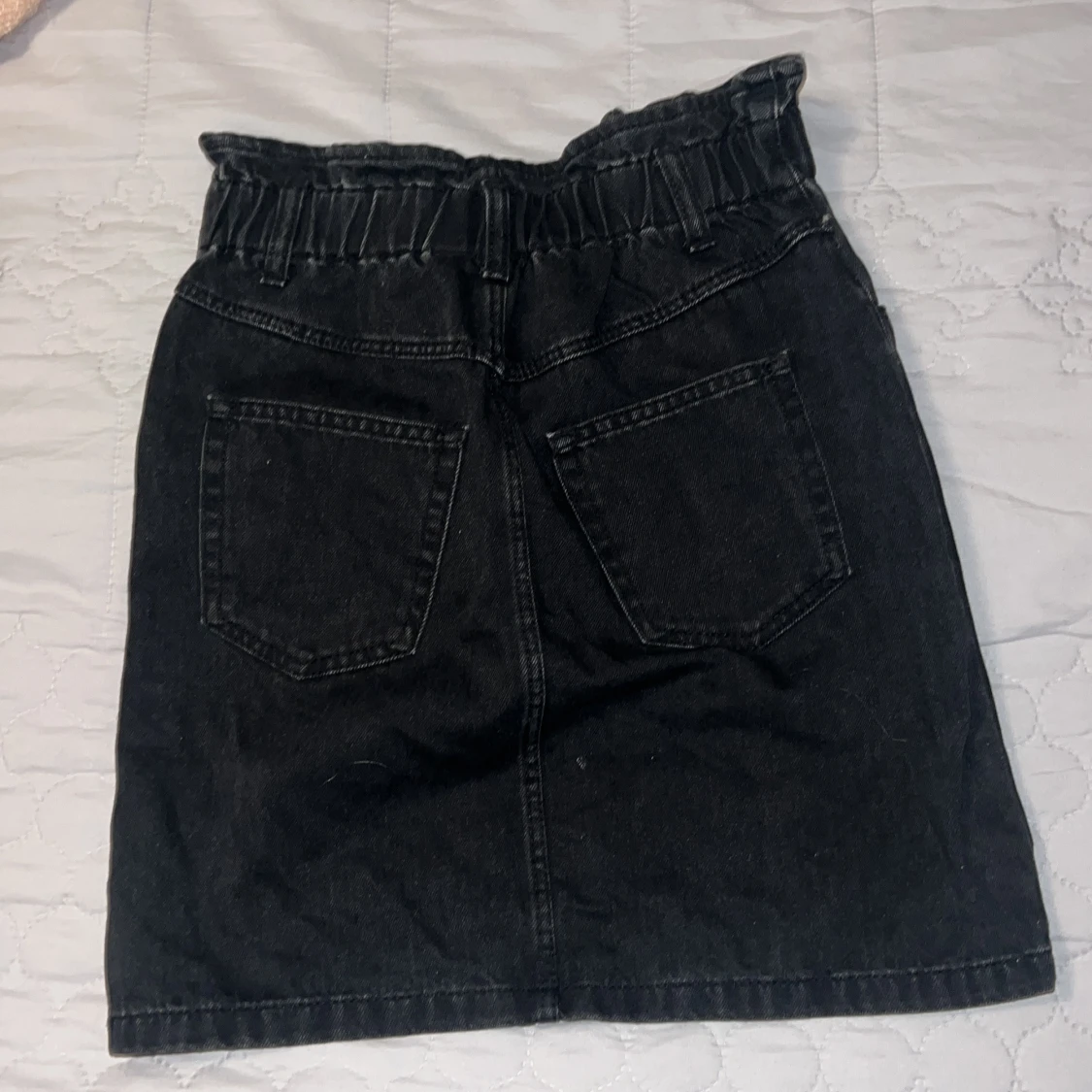 Svart jeanskjol med resårmidja - 90