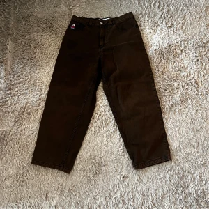 Polar Big Boy Jeans - Snygga Polar Big Boy Jeans med OG loggan. Storlek M och i mycket bra skick, 9/10. Säljs då de inte kommer till användning. Skriv vid frågor eller funderingar! 🤎