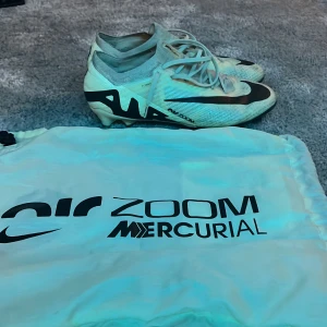 Nike mercurial vaporfly 15 elite fotbollskor - Väldigt snygga fotbollsskor från Nike. Är elite. Har används under en säsong men blev tillslut för små. Kommer med påse. Är i ett bra skick. Nypris var 3200 kr
