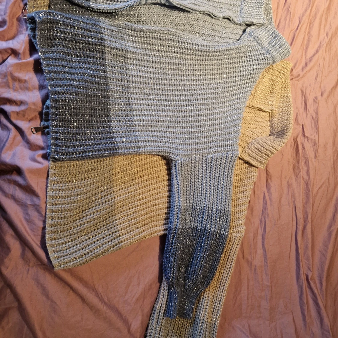 Glittrig stickad tröja i grå och beige