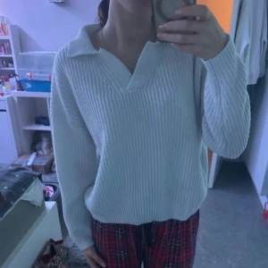 Vit stickad tröja  - Bra skick. Det är S men den sitter mer som XS. Skriv gärna för frågor 💗