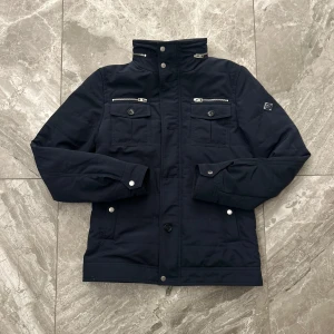 J.Lindberg jacka - En riktigt snygg j lindberg jacka i färgen mörkblå🔵| Skick-9/10✅| Jackan har inga defekter| passar från 174-180 skulle jag säga| Hör av er vid fler funderingar ☁️