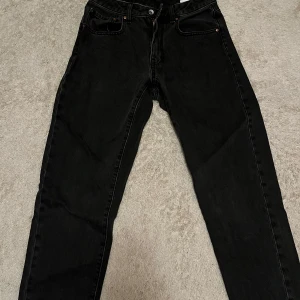 Svarta jeans från Vailent - Snygga svarta jeansbyxor från Vailent i storlek M. Byxorna är baggy med bra passform. Inga märken eller täcken på användning