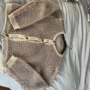 Brun Teddy kofta - Jättefin och skön beige/ljusbrun fleeceväst med knappar, orginalpris 500kr