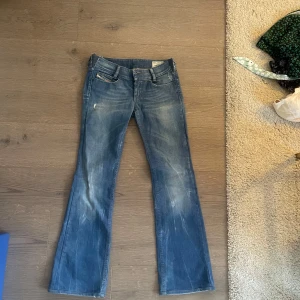 Diesel jeans - Så snygga jeans från diesel!! Använda några få gånger och är i storleken 27/32, men de är ganska små i storleken. Jag har lagt till kilar i midjan i försök att göra de större, men de går att sprätta bort om man skulle vilja det.🥰