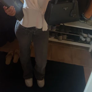 Gråa jeans - Jätte fina gråa jeans som jag nästan aldrig använt, de är i jätte bra skick och sitter jätte bra på, de är också töjbara. Storlek 34-36