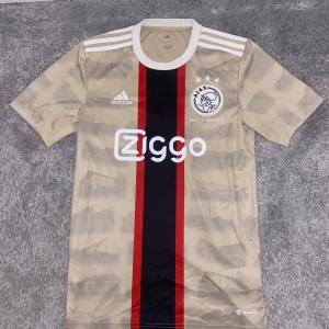 Ajax 2022/23 tredje ställ - Mycket bra skick. Inga skador. Använt fåtal gånger Storlek S. Passar som S/M