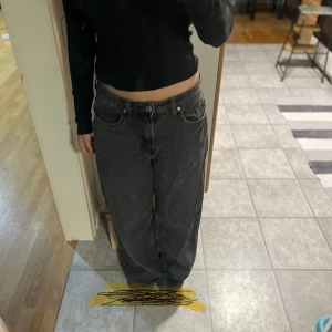 Grå jeans med loose fit - Säljer ett par svarta jeans med loose fit och hög midja. De har en klassisk femficksdesign och en avslappnad stil. Perfekta för en casual look. Har använt dom ett par så det finns hål på bottnen som ni ser på bild 3-4