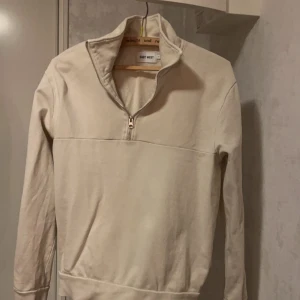 Half zip - Biege/ Vit half zip från brothers i storlek S som är i bra skick. Skriv vid funderingar.
