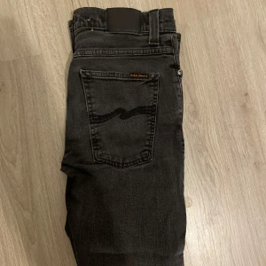 Nudie jeans grim Tim  - Säljer dessa svarta / gråa  nudie jeans i 9,5/10 skick utan defekter. Storleken på lappen är 34/34 men sitter som 29/33. Skriv för mer frågor 