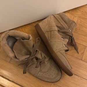 Isabel Marant Skor - Skor från Isabel Marant, står storlek 42 men sitter på mig som har storlek 39, så skulle säga att de passar någon med storlek 39. Beige/bruna. Använda men i ok skick.