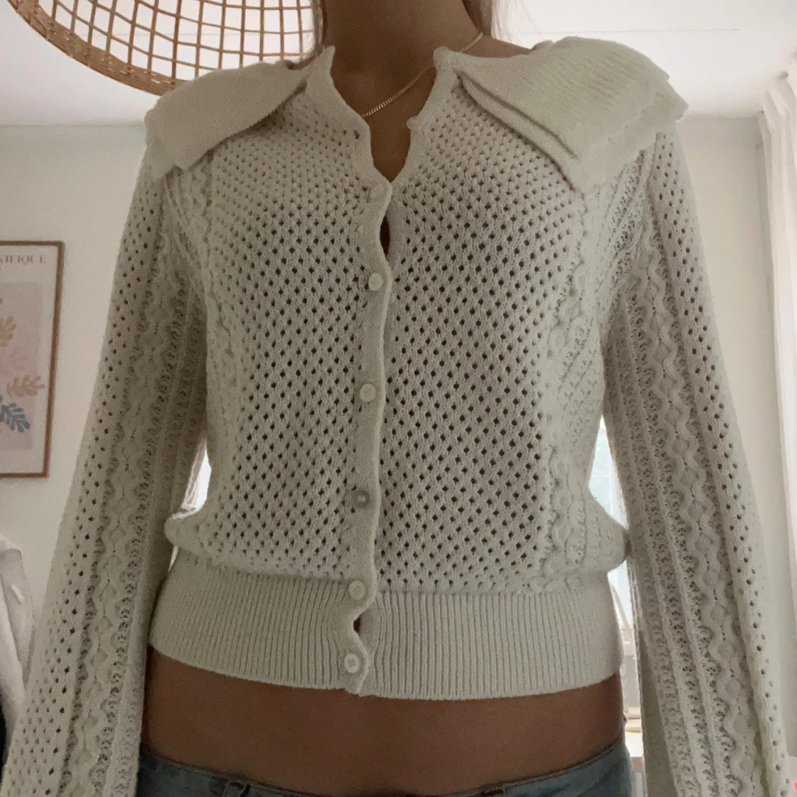 Vit stickad kofta med krage