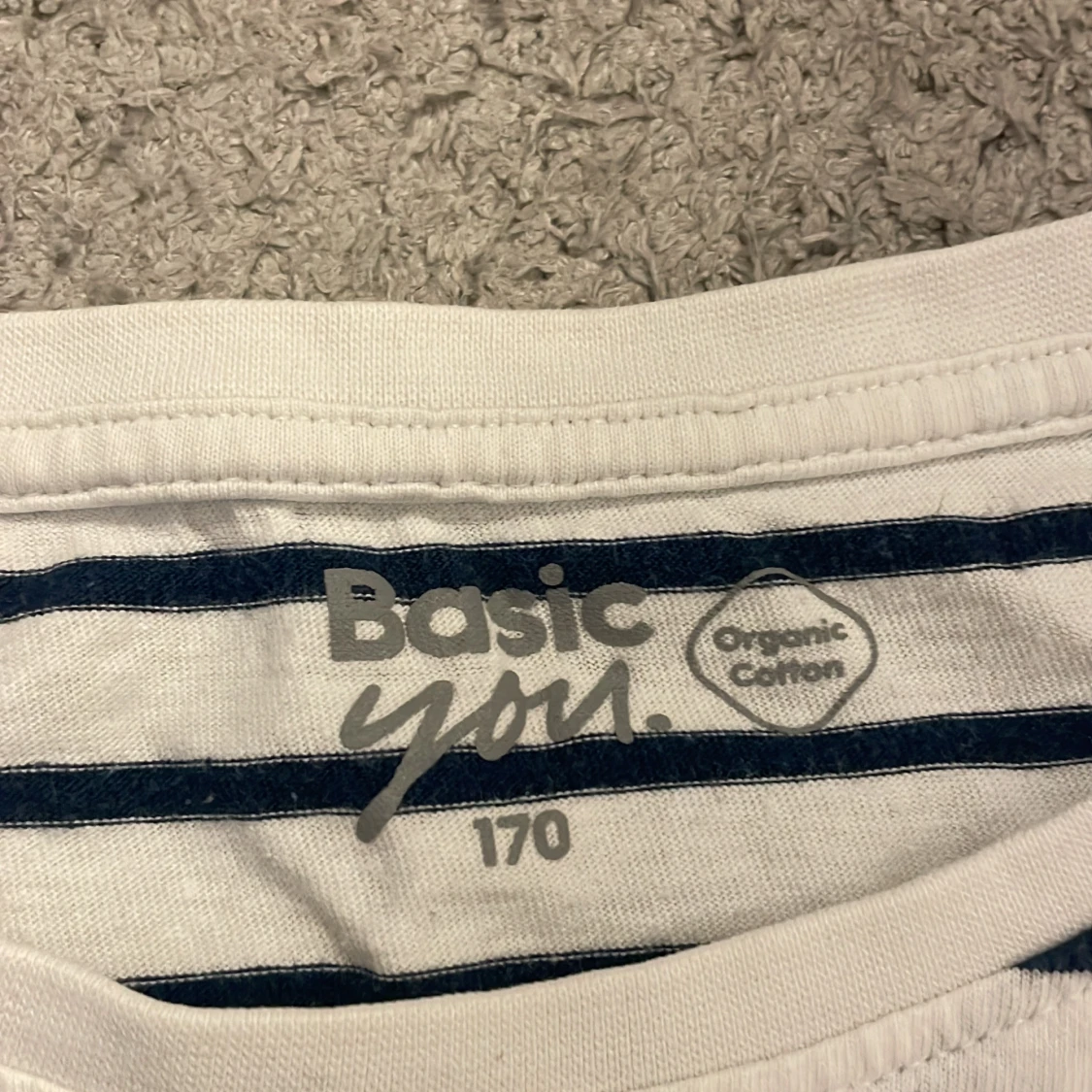 Vit och blå randig t-shirt från Basic You - 90