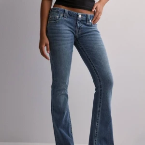 True Religion jeans - Jag säljer dessa populära True Religion low waist jeansen från Nelly i storlek 26! Aldrig använda, lapparna sitter kvar! Nypris 1399💗Pris kan diskuteras!