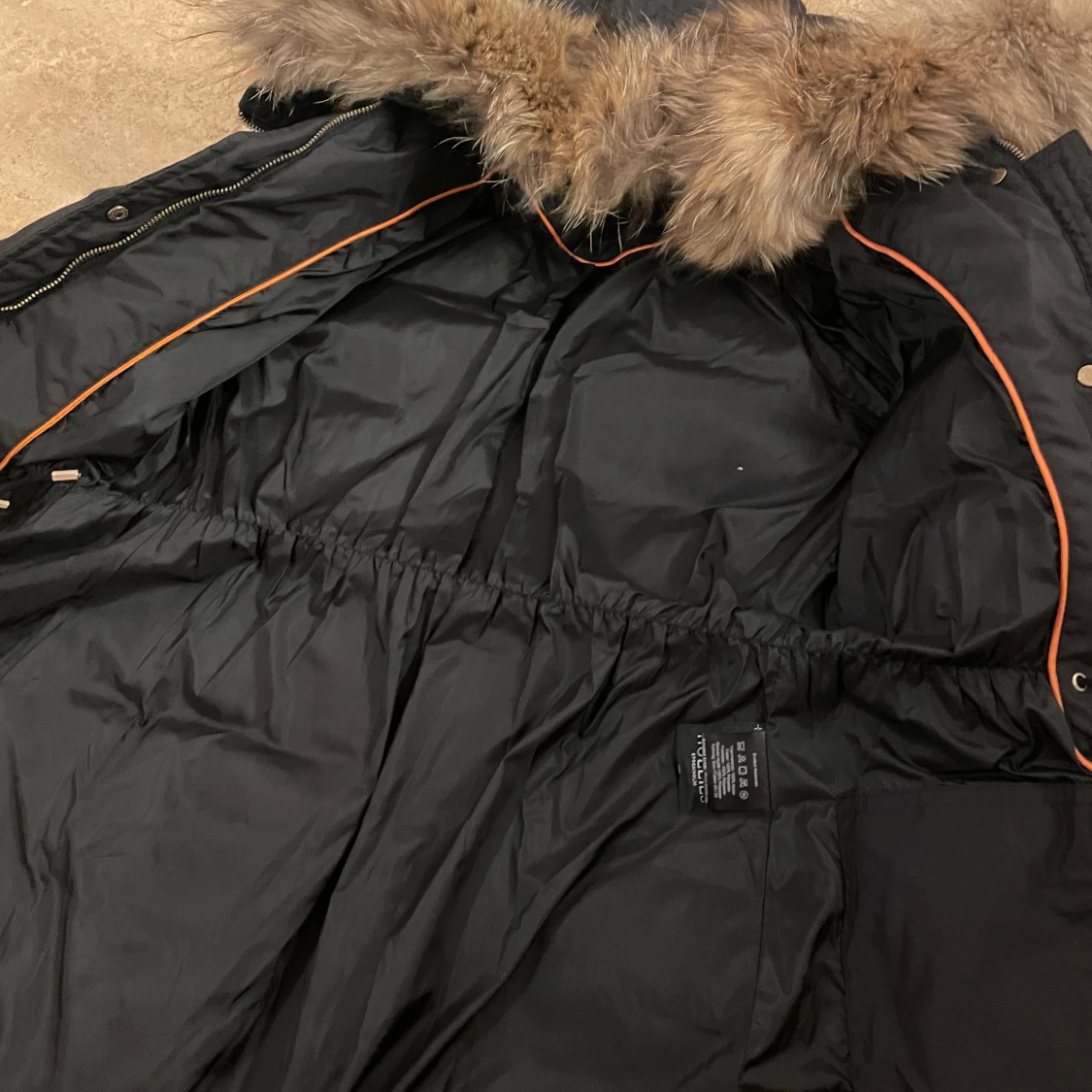 Svart parkajacka med pälsdetaljer - 91