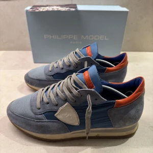 Philippe model trainers  - Philippe model till salu! | skick: 9/10 | Storlek: 42 | Pris: 1599:- Retail: 3000:- | Medföljer: Box & Philippe model kort! | Kontakta oss privat för fler frågor eller funderingar om skorna Med vänlig hälsning, Näsets Resell